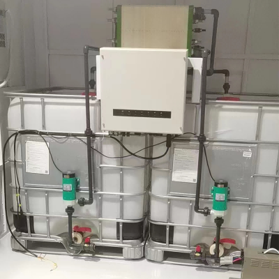 Progettazione integrata del telaio del canale di flusso e guarnizione della batteria a flusso in un processo di stampaggio a iniezione a due colori